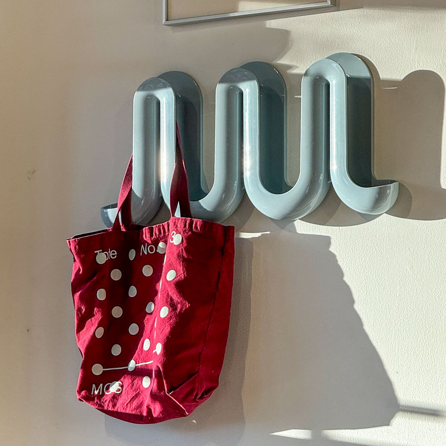 Swell wall catchall by Anna Dawson for Heller – Steppe